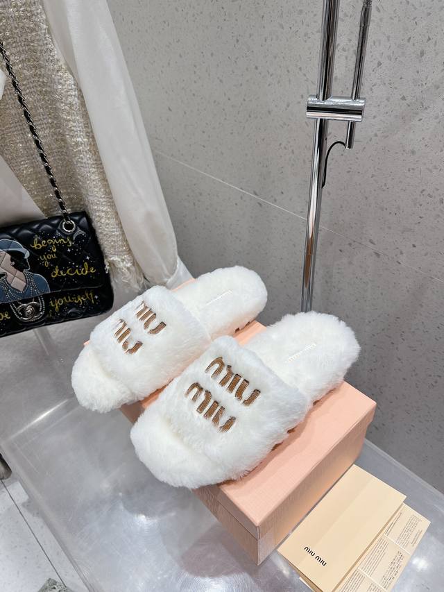 出厂 Miumiu缪缪 Miu家2024秋冬新品 专柜最新爆款毛毛拖鞋系列 火爆毛毛款拖鞋 今年主推款 上脚精致小巧，百搭好看，舒适又优雅，时尚 简约高级 随意